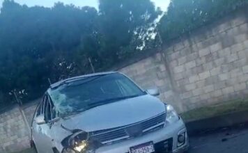 Joven sale proyectado tras volcar su auto en Uruapan; permanece grave y sin identificar