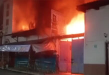 Voraz incendio arrasa con florería a un costado del templo de la Sagrada Familia, en Uruapan