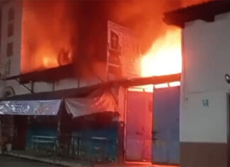 Voraz incendio arrasa con florería a un costado del templo de la Sagrada Familia, en Uruapan