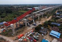 Al menos 32 muertos tras colapso de grúa sobre tren de pasajeros en Tailandia