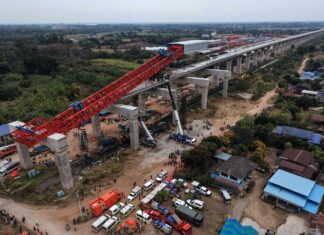 Al menos 32 muertos tras colapso de grúa sobre tren de pasajeros en Tailandia