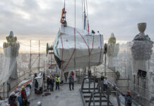 Instalan los cuatro brazos de la cruz más alta de la Sagrada Familia de Gaudí