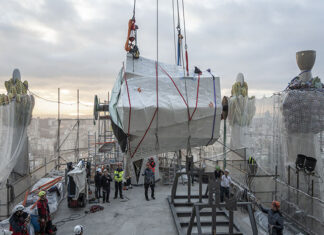 Instalan los cuatro brazos de la cruz más alta de la Sagrada Familia de Gaudí