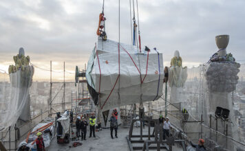 Instalan los cuatro brazos de la cruz más alta de la Sagrada Familia de Gaudí