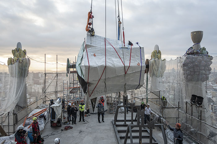 Instalados-los-cuatro-brazos-de-la-cruz-mas-alta-de-la-Sagrada-Familia-de-Gaudi