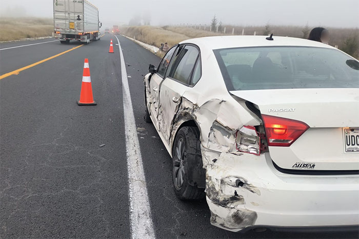 Se-registra-choque-por-alcance-en-la-Siglo-XXI-entre-un-auto-compacto-y-un-tractocamion