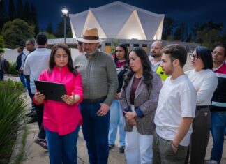 Gladyz Butanda supervisa pruebas para videomapping del Planetario de Morelia