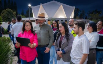 Gladyz Butanda supervisa pruebas para videomapping del Planetario de Morelia