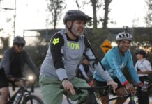 Bedolla estrena con rodada ciclista la ampliación de la av. Amalia Solórzano