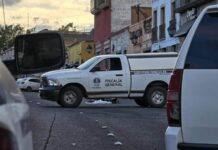 Camión de Conurbados embiste a familia en motocicleta en el Centro de Morelia; una mujer fallece