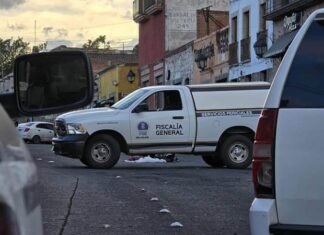 Camión de Conurbados embiste a familia en motocicleta en el Centro de Morelia; una mujer fallece