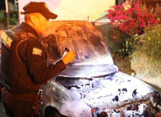 Incendian camioneta en la colonia Lomas de Morelia