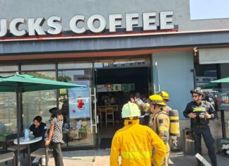 Inicio de incendio en sucursal de Starbucks moviliza a bomberos en Morelia