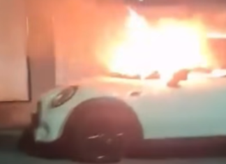 ¡Auto en llamas en Morelia!