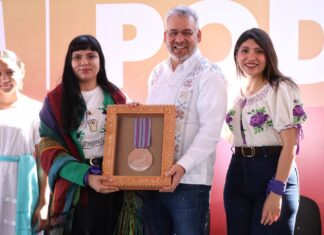 Jennifer, la científica que enseña a las niñas a tocar las estrellas, recibió la Presea Eréndira