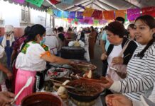 Cocineras tradicionales presentes en el Tianguis Artesanal de Domingo de Ramos