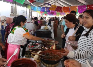 Cocineras tradicionales presentes en el Tianguis Artesanal de Domingo de Ramos
