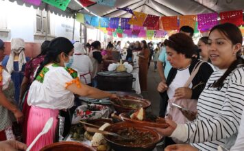 Cocineras tradicionales presentes en el Tianguis Artesanal de Domingo de Ramos