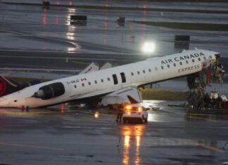Choque entre avión y camión de bomberos deja al menos 2 muertos en Nueva York