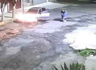 Indignación en CDMX: captan momento en que abandonan a un niño en plena calle