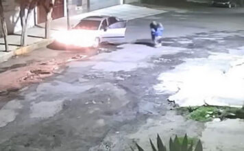 Indignación en CDMX: captan momento en que abandonan a un niño en plena calle