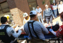 Hombre cae de un segundo piso en Morelia y es trasladado de emergencia a un hospital