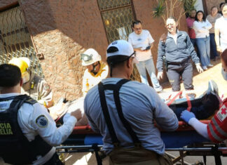 Hombre cae de un segundo piso en Morelia y es trasladado de emergencia a un hospital