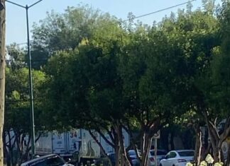 ¡Accidente en el sur de Morelia! Camioneta termina sobre camellón tras choque