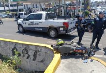 Patrulla de la Guardia Civil choca a motociclista en Morelia; termina hospitalizado