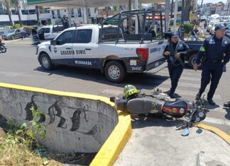 Patrulla de la Guardia Civil choca a motociclista en Morelia; termina hospitalizado