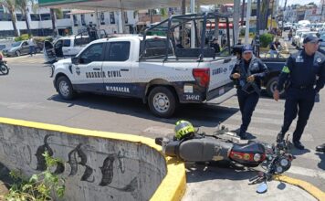 Patrulla de la Guardia Civil choca a motociclista en Morelia; termina hospitalizado