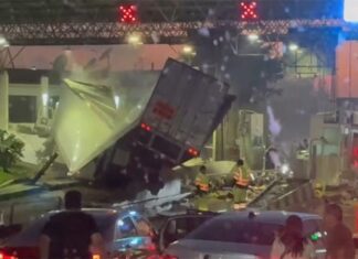 Tráiler sin frenos provoca fuerte accidente en caseta de Zinapécuaro