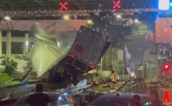 Tráiler sin frenos provoca fuerte accidente en caseta de Zinapécuaro