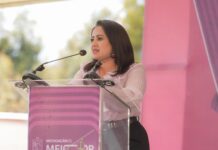 Gladyz Butanda entrega tarjetas del teleférico a estudiantes de Uruapan