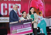 Garantiza Bedolla apoyo económico a 382 familias de niñas y niños con cáncer