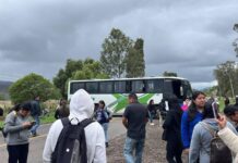 Bloqueos carreteros complican circulación en Michoacán este lunes