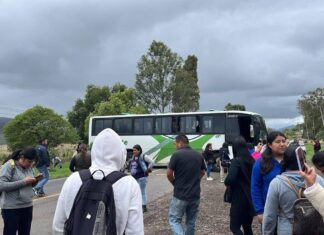 Bloqueos carreteros complican circulación en Michoacán este lunes