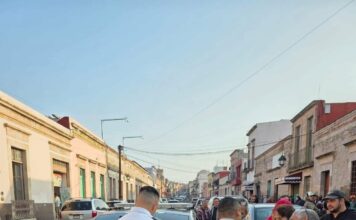 Ciudadanos detienen a presunta ladrona de tarjetas Bienestar en el Centro de Morelia