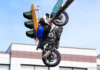 Impactante accidente en Vancouver: motocicleta queda colgada de un semáforo