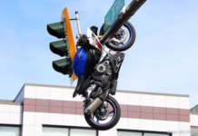 Impactante accidente en Vancouver: motocicleta queda colgada de un semáforo