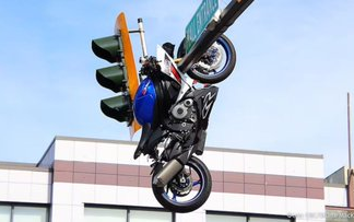 Impactante accidente en Vancouver: motocicleta queda colgada de un semáforo