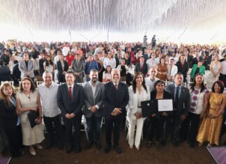 Bedolla reactiva pagos por defunción y premia décadas de labor docente