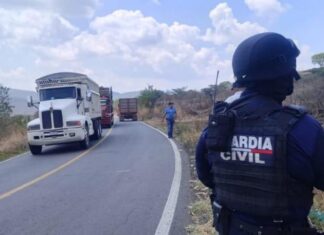 Restablece Guardia Civil libre tránsito tras bloqueo carretero en Cotija