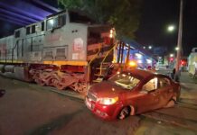 Tren embiste y arrastra automóvil en Tres Puentes, Morelia