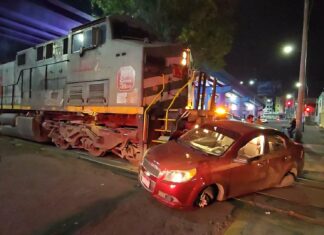 Tren embiste y arrastra automóvil en Tres Puentes, Morelia