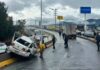 Tractocamiones chocan auto y lo proyectan contra muro divisorio en Morelia