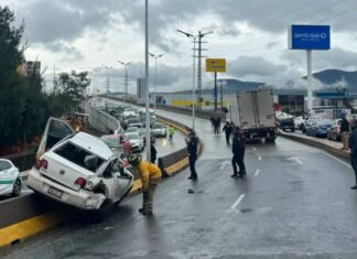 Tractocamiones chocan auto y lo proyectan contra muro divisorio en Morelia