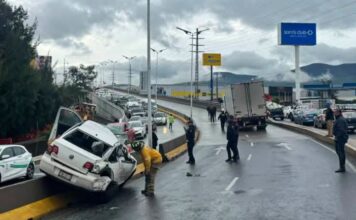 Tractocamiones chocan auto y lo proyectan contra muro divisorio en Morelia