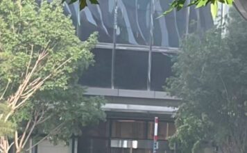 Avión ligero se estrella contra la Torre CITIC, el rascacielos más alto de Pekín