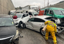 Tráiler sin frenos provoca choque múltiple con 30 vehículos en Tijuana; hay 34 lesionados
